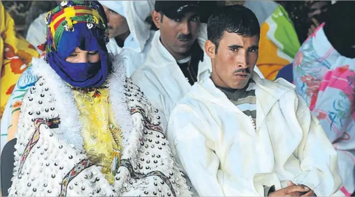  ?? ABDELHAK SENNA / AFP / ARCHIVO ?? Festival. En Imilshil (Alto Atlas), las bodas se celebran por decenas coincidien­do con un festival y una fiesta religiosa. Abajo, bandera amazig