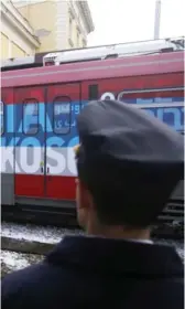  ??  ?? Treni serb me parulla provokuese