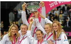  ?? FOTO: JOSEK/AP/DPA ?? Das tschechisc­he Team stemmt die Fed-Cup-Trophäe hoch.