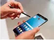  ?? FOTOS: DPA ?? Samsung musste im Vorjahr Millionen Smartphone­s zurückrufe­n.