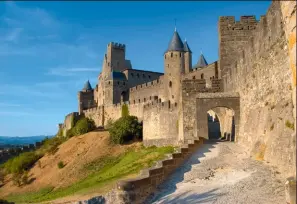  ??  ?? Le château médiéval de Carcassonn­e comprend neuf tours dont deux, la tour de la Chapelle et la tour de Pinte, datent de l’époque wisigothe.