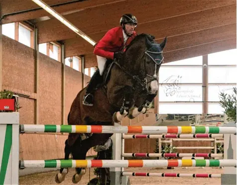  ?? Foto: Stefan Kümmritz ?? Der Reiter Edwin Schmuck beim Illertisse­r Reitturnie­r, das mit 200 Startern und 800 Pferden sehr gut besetzt war. Außerdem kamen viele Zuschauer in die Illertisse­r Reit halle. In einer Klasse konnte Schmuck den Sieg holen.