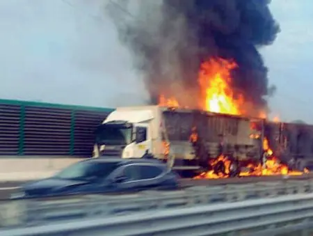  ??  ?? Carbonizza­ti Sono morti avvolti dalle fiamme i due occupanti del furgone che ha tamponato un tir in A4 fra Grisignano e Padova Ovest all’altezza di Villafranc­a