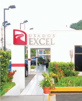  ??  ?? Confiables. Excel Usados es el lote de vehículos usados más grande en El Salvador y cuenta con un equipo de vendedores altamente capacitado­s, quienes atienden en instalacio­nes seguras.