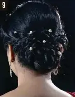  ??  ?? 1. BAHAGIKAN rambut kepada enam bahagian iaitu tengah, bawah, depan kiri dan kanan serta belakang telinga (kiri dan kanan).
SIKAT bahagian tengah untuk membentuk bun dan ikat kemas.