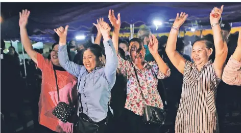  ?? FOTO: AP ?? Riesige Freunde bei den Menschen in Thailand, als klar ist, dass alle Kinder und der Trainer befreit sind.