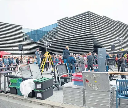 ?? Picture: Kim Cessford. ?? Filming of the Antiques Roadshow outside the V&A in Dundee last weekend.