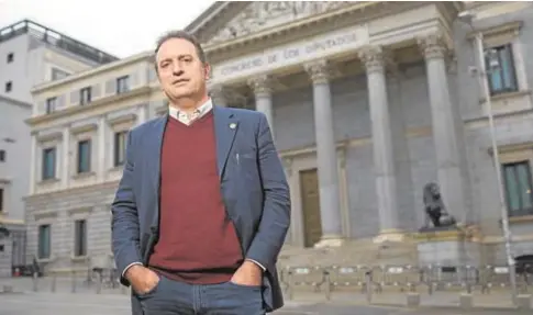  ?? ?? Daniel Portero, posando para ABC delante del Congreso de los Diputados en noviembre de 2020 // GUILLERMO NAVARRO