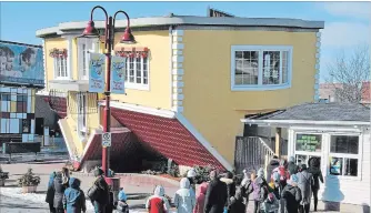  ?? JAMES CULIC NIAGARA THIS WEEK ?? Dollar Day on Clifton Hill brings big crowds to the Niagara Falls tourist district.