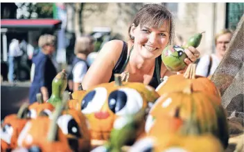  ?? RP-FOTOS: STEPHAN KÖHLEN ?? Herbstmark­t in Hilden: Am Stand von Stephanie van Cleef können die Besucher bemalte Kürbisse kaufen oder selbst bemalen.