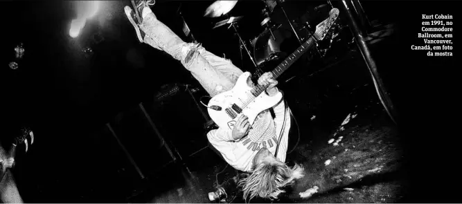  ??  ?? Kurt Cobain em 1991, no Commodore Ballroom, em Vancouver, Canadá, em foto da mostra