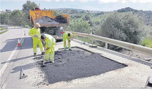  ?? J.A ?? Operarios realizan obras de conservaci­ón en un tramo de carretera.