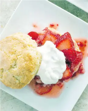  ?? DANIEL J. VAN ACKERE/AMERICA’S TEST KITCHEN/THE ASSOCIATED PRESS ?? Strawberry shortcake benefits from the addition of an egg to the biscuit mixture for a lighter texture.