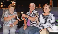  ?? FOTO: BURGHARDT ?? Die Freundinne­n (v.l.) Helga Vaessen, Gerda Dittrich und Brigitte Meisen gehen regelmäßig gemeinsam zum Kaffee-Kino.