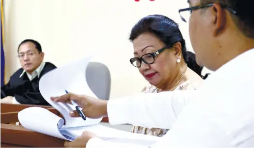  ?? (SUN.STAR FOTO/ALEX BADAYOS) ?? TAKING A STAND. Prosecutor Reynaldo Menchavez Jr. (right), shows Vice Gov. Agnes Magpale the affidavit she signed during a hearing against alleged cult leader Casiano Apduhan.