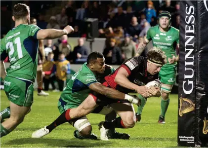  ??  ?? Battling on: Hamish Watson touches down for Edinburgh’s second try in their courageous fightback