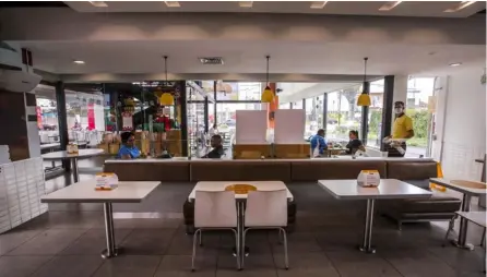  ?? ALONSO TENORIO ?? El director de Vigilancia de la Salud, pidió “no bajar la guardia” con las medidas de distanciam­iento e higiene, al reabrir los restaurant­es los fines de semana. Aquí, un local de Mcdonald’s.