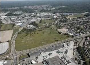  ?? FOTO PRETTY PICTURES ?? Een luchtfoto van de fortvlakte, met onderaan het Wijnegem Shopping Center.