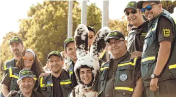  ?? FOTO: THW ?? Wenn das THW Friedrichs­hafen Jubliäum feiert, dann gratuliert auch der Seehase.