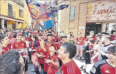  ?? Foto: J.A. Gª SIRVENT ?? Los aficionado­s de Osasuna se hicieron notar en Sevilla desde primera hora de la mañana