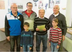  ?? Foto: Johann Kohler ?? Aus den Händen der beiden Prüfer Michael Wagner (links) und Engelbert Kohler (rechts) bekamen Laurin Palme, Albert Vogg, Fritz Pawlik und Simon Stiastny (von links) die Sportabzei­chen mit Urkunden.