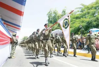  ?? F.E ?? El presidente Luis Abinader participó en el desfile cívico, militar y estudianti­l en Azua.