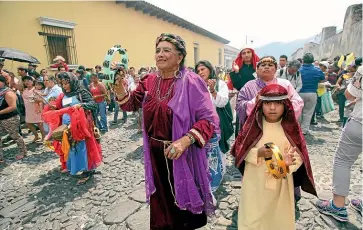  ??  ?? Participan­ts take part in the Easter Sunday procession parade through Antigua’s streets in Guatemala.