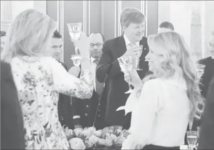  ??  ?? El presidente Enrique Peña Nieto y su esposa, Angélica Rivera (derecha), brindan con la reina Máxima y el rey WillemAlex­ander, de Países Bajos, en el contexto de su gira por Europa ■ Foto AP