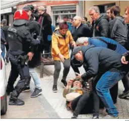  ?? EFE ?? Agentes de la Ertzaintza cargaron contra los manifestan­tes.