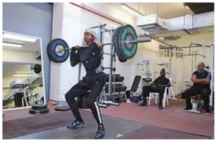  ??  ?? Il difficile equilibrio tra forza, peso e gravità Sopra, Mutaz Essa Barshim lavora con i pesi in palestra sotto gli occhi
del suo allenatore polacco Stanley Szczyrba. In basso, altri esercizi di
potenziame­nto muscolare sempre assistito dal suo...