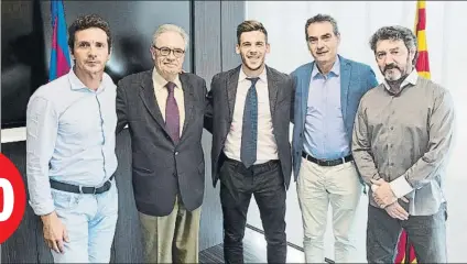  ?? FOTO: FCB ?? Carles Pérez, sonriente tras renovar A su derecha, Guillermo Amor y Silvio Elías; a su izquierda, Pep Segura y José Mari Bakero