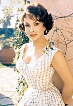  ?? ?? Gina Lollobrigi­da, above, and left, in Trapeze with Burt Lancaster, left, and Tony Curtis: Flesh and the Woman, right, was one of the many films she made while unable to work in Hollywood