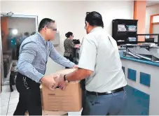  ??  ?? En siete cajas llegaron los requerimie­ntos fiscales a la Corte Suprema de Justicia (CSJ) con cada uno de los expediente­s.