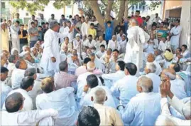  ?? MANOJ DHAKA/HT ?? A khap mahapancha­yat in progress at Charkhi Dadri on Saturday.