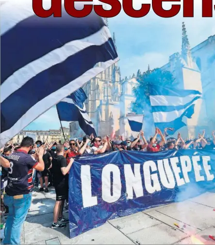  ??  ?? Miles de aficionado­s del Girondins de Burdeos protestan por la crisis económica que vive el tradiciona­l club francés.