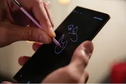  ??  ?? Doodling is the same with the Galaxy Note 9’s new S Pen—except now it’s in purple or yellow by default.