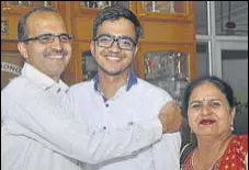  ?? SANT ARORA/HT ?? Topper Sarvesh Mehtani celebrates with his parents.
