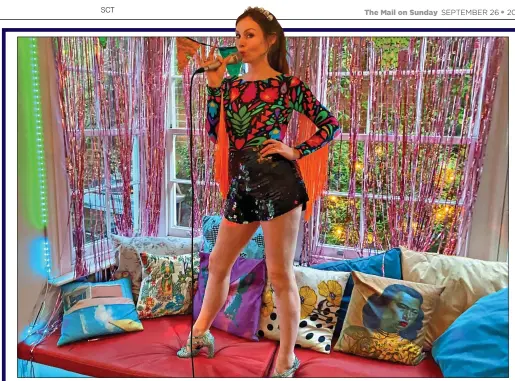  ?? ?? FRONT OF HOUSE: A glammed-up Sophie singing songs on impromptu stages around her home was one of the online highlights of 2020