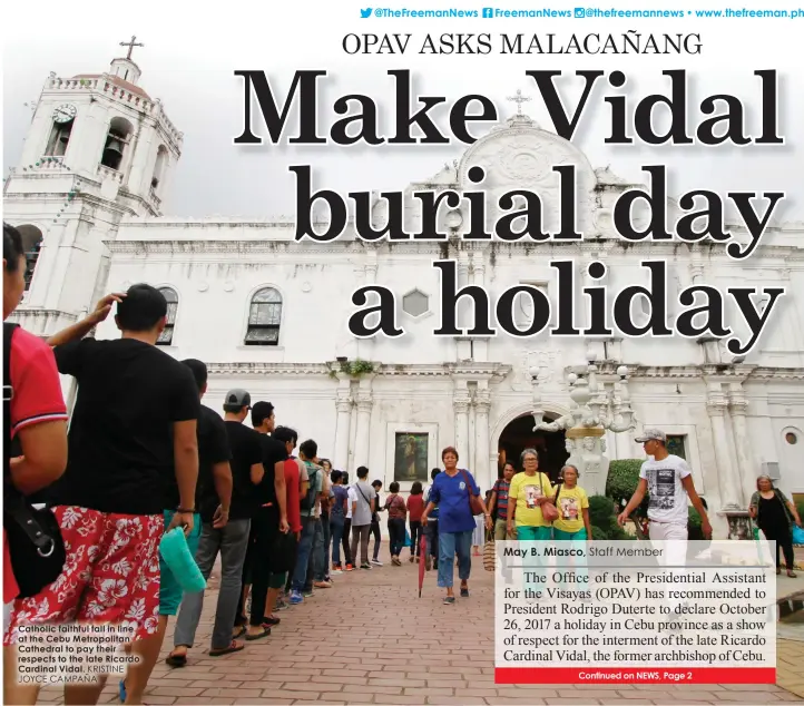  ?? KRISTINE JOYCE CAMPAÑA ?? Catholic faithful fall in line at the Cebu Metropolit­an Cathedral to pay their respects to the late Ricardo Cardinal Vidal.