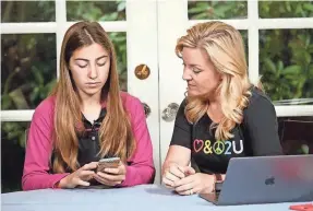  ?? JENNIFER JOLLY/SPECIAL TO USA TODAY ?? Jennifer Jolly and her 17-year-old daughter, Jeneva, check out the high school senior’s Instagram use.