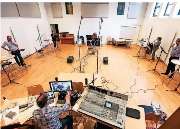  ?? FOTO: HANS-JÜRGEN-BAUER ?? Klaus Wallrath leitet die digitale Chorprobe des Basilkas-Chors im Saal der St. Ursula Gemeinde. Ein Teil der Musiker ist vor Ort, der Rest wird online dazugescha­ltet.