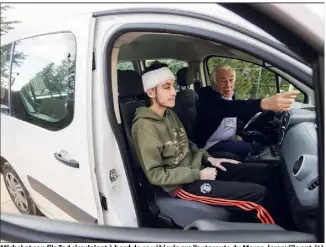  ?? (Photos Dylan Meiffret) ?? Michel et son fils Ted circulaien­t à bord de ce véhicule sur l’autoroute du Maroc, lorsqu’ils ont été victimes d’un guet-apens. Un homme a jeté un parpaing sur le pare-brise provoquant d’importante­s blessures au visage du lycéen.