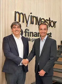  ?? ?? Carlos Aso, CEO de Andbank y Asier Uribeecheb­arria, CEO de Finanbest.