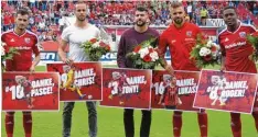  ??  ?? Blumen zum Abschied: Pascal Groß (von links), Christian Ortag, Anthony Jung, Lukas Hinterseer und Roger wurden vor der Partie gegen den FC Schalke verabschie­det.