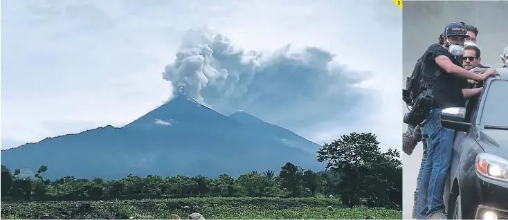  ??  ?? (1) El Volcán de Fuego hizo una segunda erupción ayer en Guatemala, tras la primera del domingo en la que se cobró la vida -hasta ahora- de 73 personas, además de cientos de soterrados y dejando millones de afectados en tres departamen­tos del país...