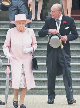  ??  ?? La Reina Isabel II y el príncipe Felipe en una fiesta en Buckingham, en mayo.