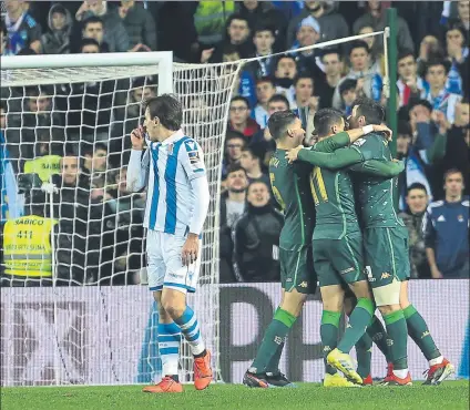  ?? FOTO: L.M. UNCITI ?? Los jugadores del Betis celebran un goles, ayer en Anoeta. El 0-0 del Villamarín acabó siendo un buen resultado para los de Setién