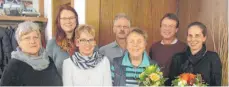  ?? FOTO: FRANZ DREYER ?? Aktive und ausgeschie­dene Vorstandsm­itglieder (von links): Beisitzeri­n Petra Römer, Schriftfüh­rerin Stefanie Fruh, Vorsitzend­e Karla Sasse, Bernd Sasse (bisheriger Kassierer), Roswitha Schoon (bisherige Vizevorsit­zende), Hans Gnirß (neuer Kassierer)...