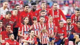  ??  ?? UNA PIÑA. Torres se fotografió con sus hijos y sus compañeros de plantilla.