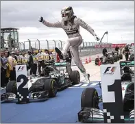  ?? ADREES LATIF/REUTERS ?? DOMINAN: Lewis Hamilton melompat dari mobilnya setelah Mercedes finis 1-2 di GP AS (25/12). Musim depan Mercedes akan kembali superkuat.